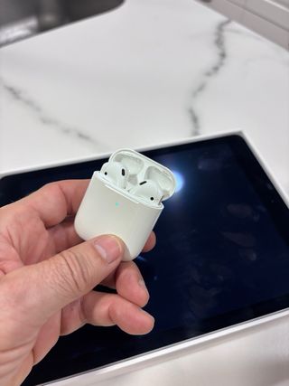 AirPods Apple Blancos con caja carga inalámbrica