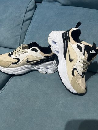 Zapatillas Nike Beige y Negro Deportivas