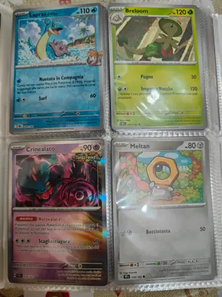 Carte Pokemon+raccoglitore+codici+adesivi+gadget