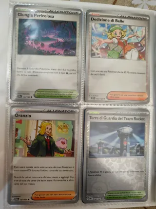 Carte Pokemon+raccoglitore+codici+adesivi+gadget