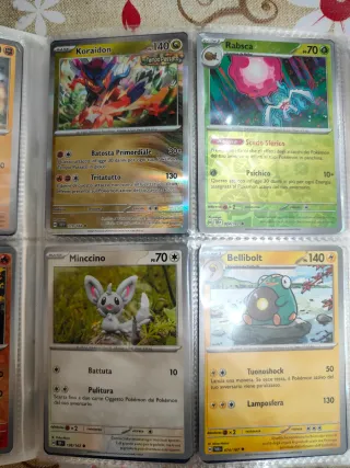 Carte Pokemon+raccoglitore+codici+adesivi+gadget