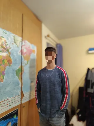 Jersey Hollister azul con rayas rojas