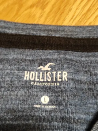 Jersey Hollister azul con rayas rojas