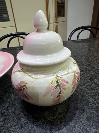 Piatto e vaso decorato floreale