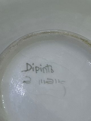 Piatto e vaso decorato floreale