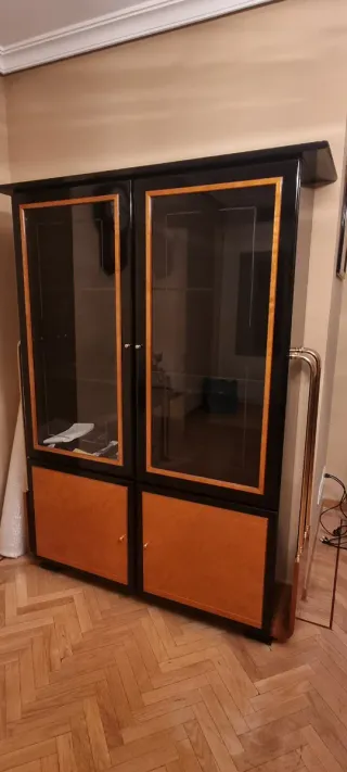Vitrina de madera y cristal negra y dorada