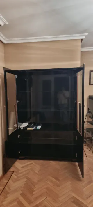 Vitrina de madera y cristal negra y dorada