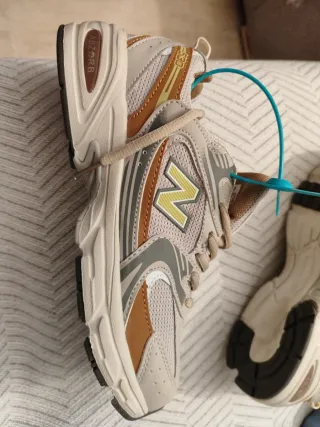 Zapatillas similares nb gris y marrón