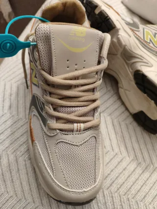 Zapatillas similares nb gris y marrón