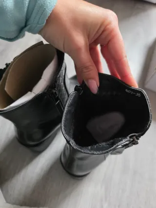 Botines negros con cremallera