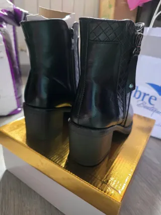 Botines negros con cremallera