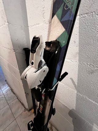 Esquís completos con bastones y bolsas
