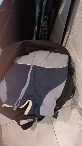 Esquís completos con bastones y bolsas