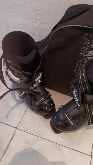 Esquís completos con bastones y bolsas