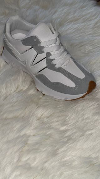 Zapatillas grises y blancas talla 37