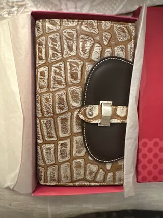 Cartera de piel beige y marrón