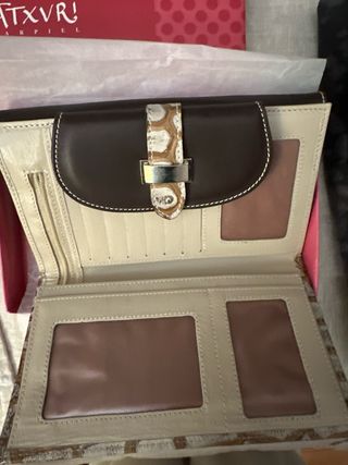 Cartera de piel beige y marrón