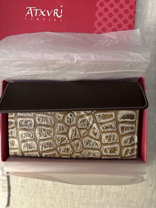 Cartera de piel beige y marrón