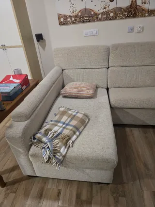 Sofá Chaise Longue Beige con Reposapiés