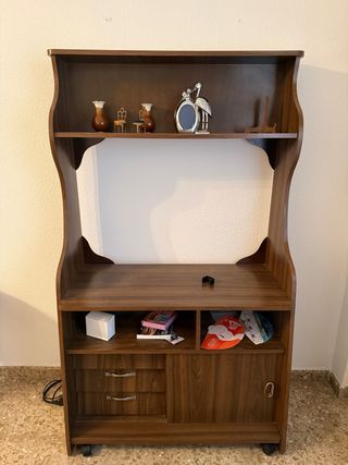 Estantería antigua con ruedas