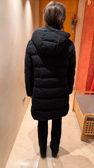 Abrigo Uniqlo Negro Plumas.