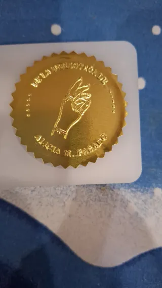 Cabezal de Sello de libro dorado Alicia M. Pasado