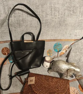Conjunto bolsos negros y marrones + figura