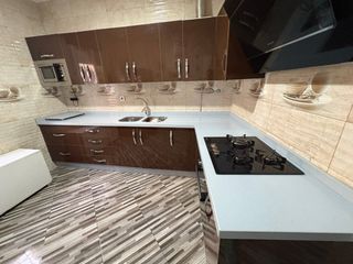 Cocina modular marrón con encimera de silestone.