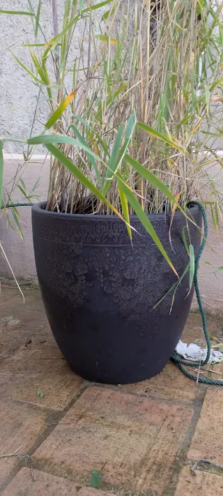 Maceta negra cerámica decorada