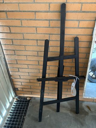 Caballete pequeño negro de madera