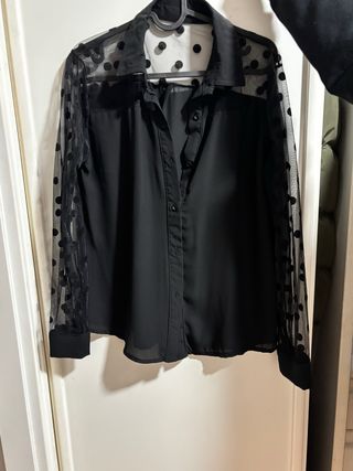 Blusa negra transparente con lunares