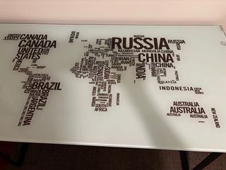 Tavolo in vetro temperato con mappa