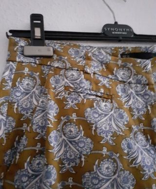 Pantalón estampado con fondo verde oliva