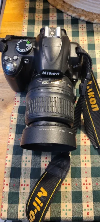 Cámara Nikon DX con objetivo 18-55mm