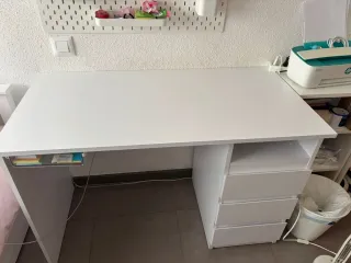 Escritorio blanco con cajones