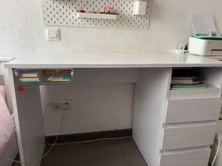 Escritorio blanco con cajones