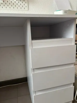 Escritorio blanco con cajones