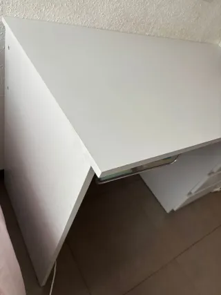 Escritorio blanco con cajones