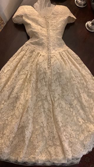 Abito da sposa sartoriale fatto a mano