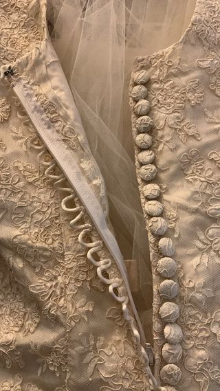 Abito da sposa sartoriale fatto a mano