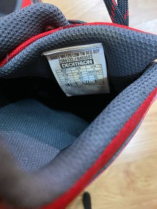 Zapatos de senderismo rojos y negros