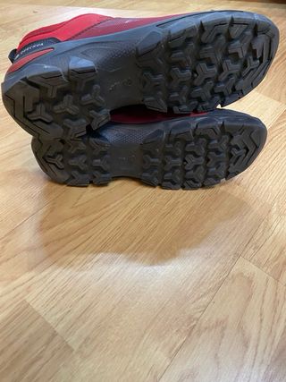 Zapatos de senderismo rojos y negros