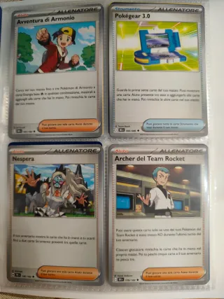 Carte Pokemon+raccoglitore+codici+adesivi+gadget
