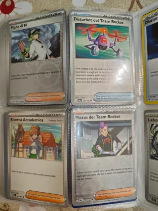 Carte Pokemon+raccoglitore+codici+adesivi+gadget