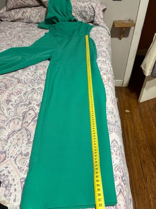 Mono verde cóctel un hombro