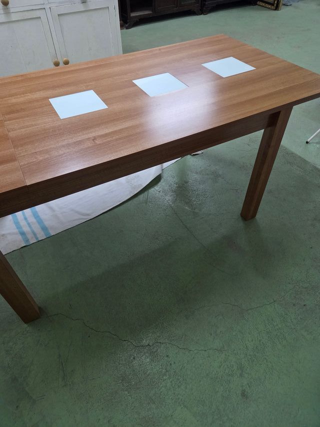 Mesa de comedor de madera y cristal