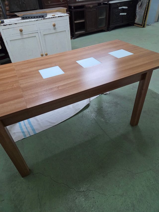 Mesa de comedor de madera y cristal