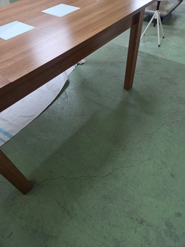 Mesa de comedor de madera y cristal