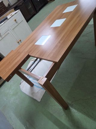 Mesa de comedor de madera y cristal