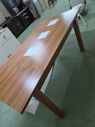 Mesa de comedor de madera y cristal